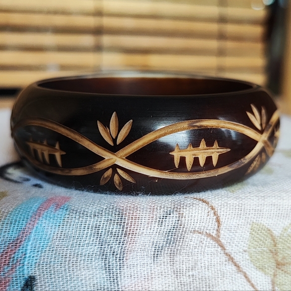 Brown Carved Plastic Heavy Plastic Vintage Infinity Bracelet No Seams - Picture 5 of 7